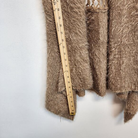 Escio Crochet Back Cardigan Size L Tan Sleeveless Draped Open Fuzzy Eyelash Chic - Picture 6 of 9